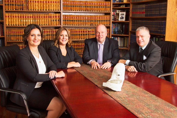 Abogados jovenes conduct paralegals law attorney divorce